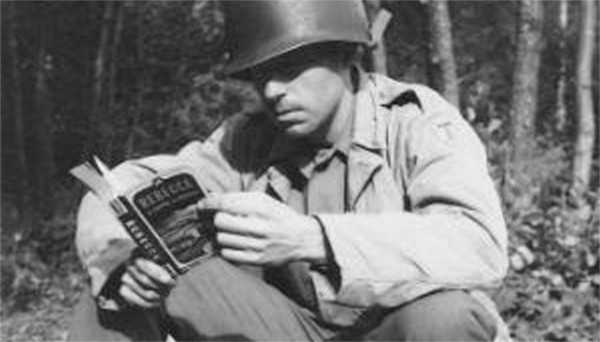 WW2-Soldier_reading